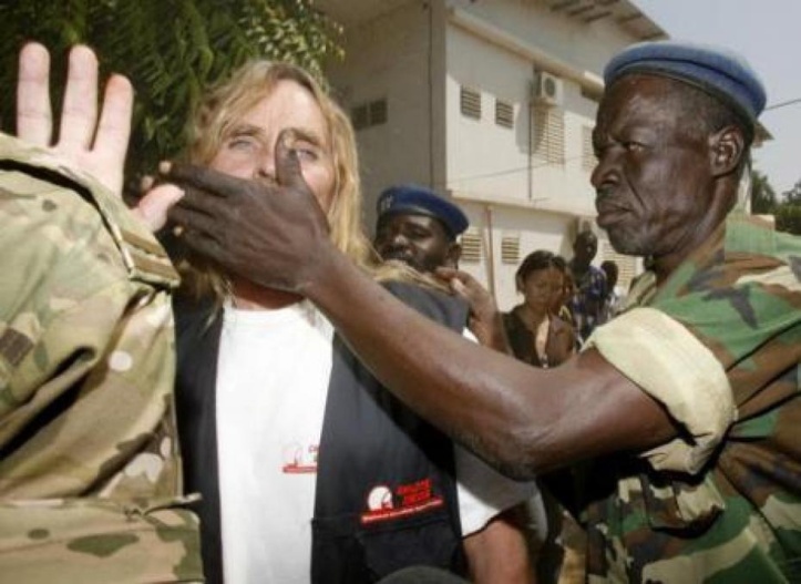 L'un des membres de l'Arche de Zoé, escorté par la gendarmerie nationale. N'DJAMENA. Crédits photos : Sources