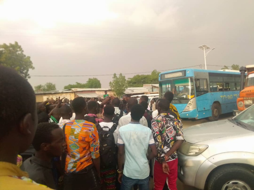 Tchad : un bus étudiant essuie un tir de gaz lacrymogène à Walia Tchad : un bus étudiant essuie un tir de gaz lacrymogène à Walia