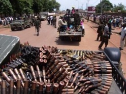 Des hommes armés de la seleka patrouillent dans les rues de Bangui, le 26 mars 2013. REUTERS/Alain Amontchi