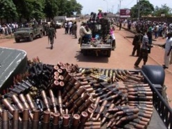 Des hommes armés de la seleka patrouillent dans les rues de Bangui, le 26 mars 2013. REUTERS/Alain Amontchi Des hommes armés de la seleka patrouillent dans les rues de Bangui, le 26 mars 2013. REUTERS/Alain Amontchi