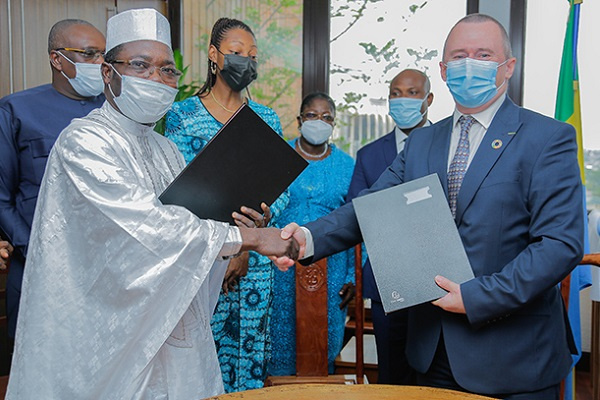 Le ministre togolais de l’Environnement et des Ressources forestières, Katari Foli-Bazi (gandoura) et son homologue gabonais des Eaux et Forêts, Lee White.