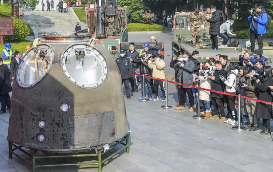 Photo shows the return capsule of China’s manned spacecraft Shenzhou-10 exhibited at the Shaoshan Mao Zedong Memorial Museum in Shaoshan, central China’s Hunan province. (Photo by Fang Yang/People’s Daily Online)