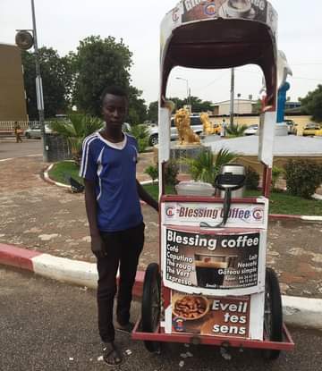 Tchad : jeune de 19 ans, Vangmatna prépare sa rentrée scolaire avec la vente de café