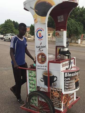 Tchad : jeune de 19 ans, Vangmatna prépare sa rentrée scolaire avec la vente de café