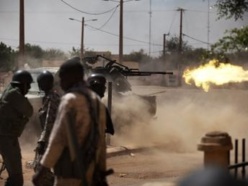 Militaires maliens et français à Gao, le 21 février 2013. REUTERS/Joe Penney