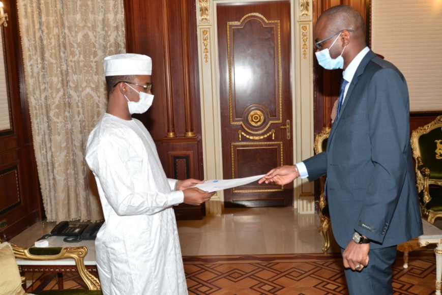 العسكري يتلقى رسالة سرية من نظيره المالي العسكري يتلقى رسالة سرية من نظيره المالي