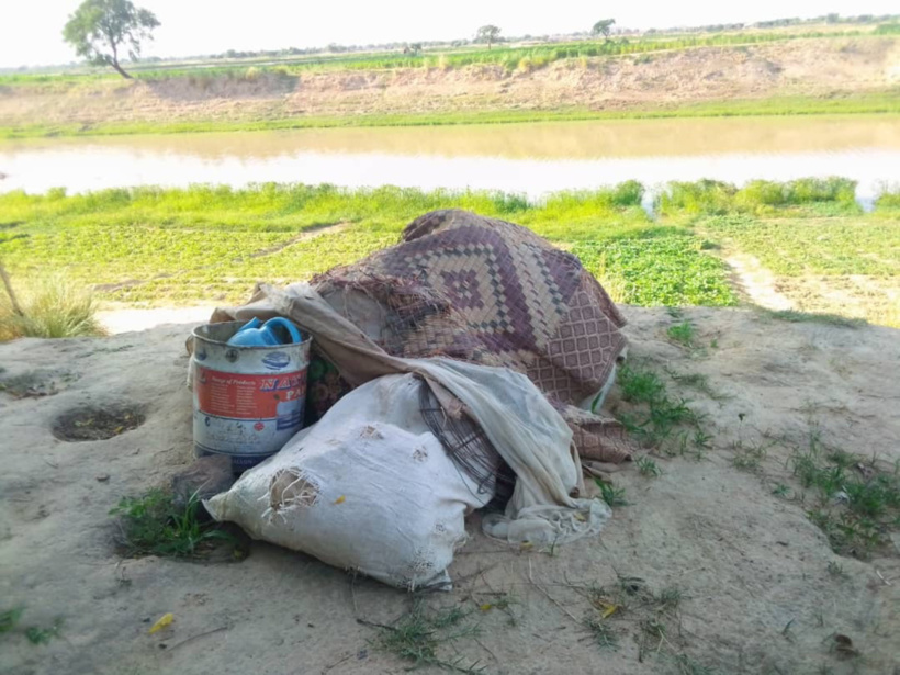 Tchad : une mère de trois enfants a pour demeure les bords du fleuve Chari Tchad : une mère de trois enfants a pour demeure les bords du fleuve Chari