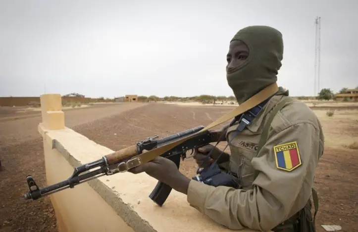 Un soldat tchadien monte la garde autour de l'aéroport de Gao. Crédits photos : Etat Major des Armées françaises