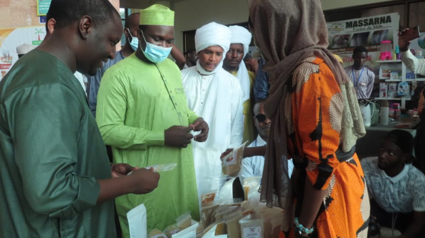 Tchad : Le ministre Routouang Mohamed Ndonga visite des stands à la foire Souda-Tchad Tchad : Le ministre Routouang Mohamed Ndonga visite des stands à la foire Souda-Tchad