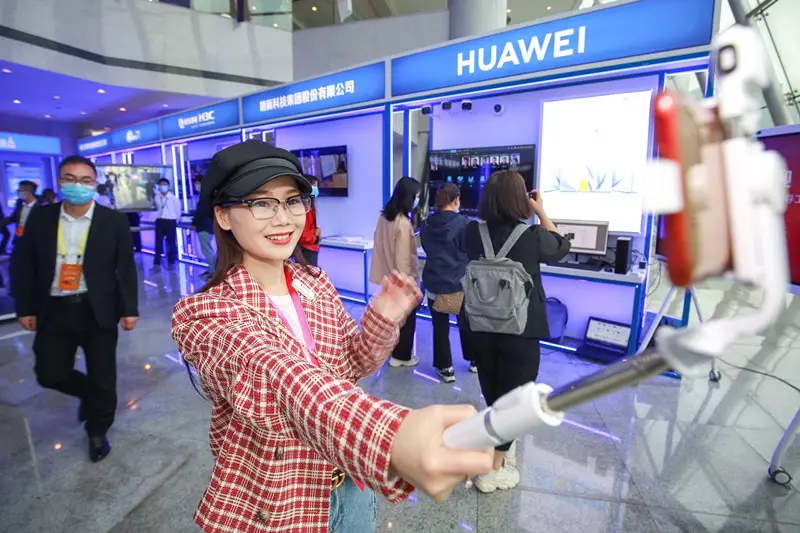 A woman tries smart goggles at a parallel session of the China International Big Data Industry Expo 2021 in Bijie, southwest China’s Guizhou province, May 24, 2021. (Photo by Chen Xi/People’s Daily Online)