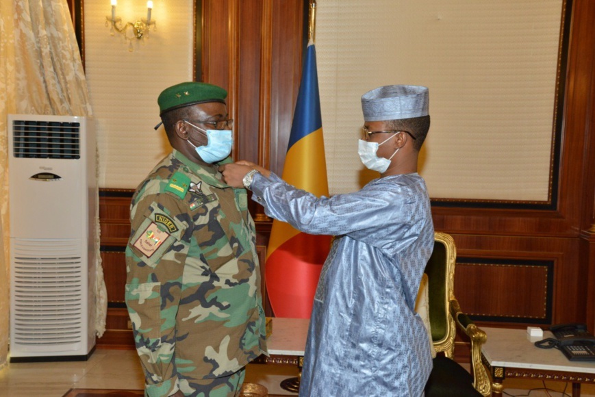 Tchad : le commandant de la force du G5 Sahel élevé à l'ordre national Tchad : le commandant de la force du G5 Sahel élevé à l'ordre national