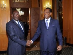 Michel Djotodia serrant la main d'Idriss Déby au Palais présidentiel lors d'un récent déplacement à N'Djamena. Crédits photos : presidencetchad.org