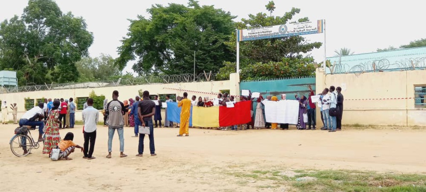 تشاد: المبادرة الشبابية لمتابعة قضية المدرسة الوطنية للإدارة يغلقون بوابة المدرسة تشاد: المبادرة الشبابية لمتابعة قضية المدرسة الوطنية للإدارة يغلقون بوابة المدرسة