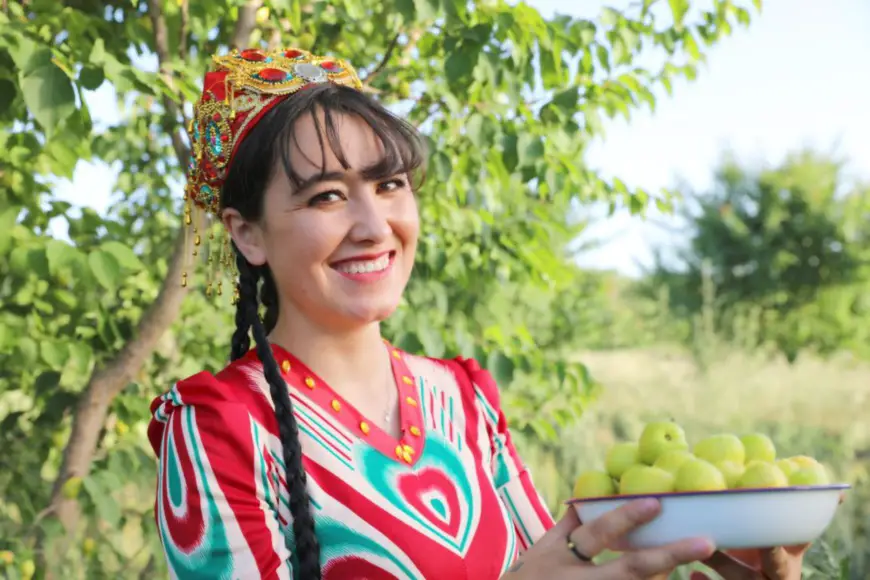 An apricot grower in Bazha village, Kuqa city, northwest China’s Xinjiang Uygur autonomous region, shows apricots she harvested, June 18, 2021. (Photo by Wu Le/People’s Daily Online)