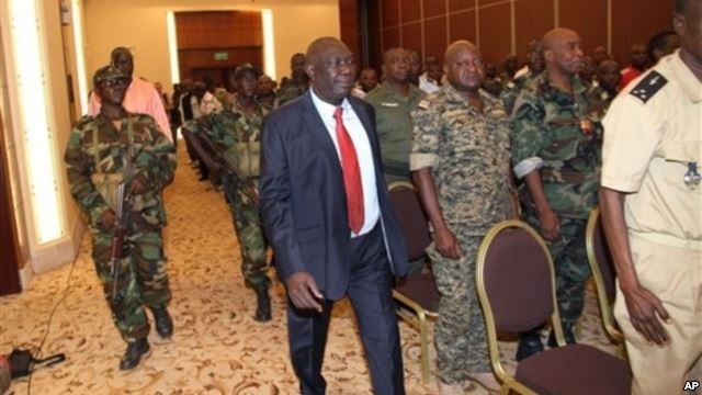 Michel Djotodia, center, rebel leader who declared himself president, arrives for meetings with government armed forces, Bangui, Central African Republic, March 28, 2013. Crédits photos : Reuters. Michel Djotodia, center, rebel leader who declared himself president, arrives for meetings with government armed forces, Bangui, Central African Republic, March 28, 2013. Crédits photos : Reuters.