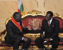 Le Chef de l’Etat, Idriss Déby a été accueilli à son arrivée à l’aéroport international de Bangui M’Poko par le Chef d’Etat centrafricain de transition Michel Djotodia Amnondroko qui avait à ses côtés pour la circonstance, l’ambassadeur extraordinaire et plénipotentiaire du Tchad auprès de la République centrafricaine, Mahamat Béchir Chérif. Crédits photo : Présidencetchad.org Le Chef de l’Etat, Idriss Déby a été accueilli à son arrivée à l’aéroport international de Bangui M’Poko par le Chef d’Etat centrafricain de transition Michel Djotodia Amnondroko qui avait à ses côtés pour la circonstance, l’ambassadeur extraordinaire et plénipotentiaire du Tchad auprès de la République centrafricaine, Mahamat Béchir Chérif. Crédits photo : Présidencetchad.org