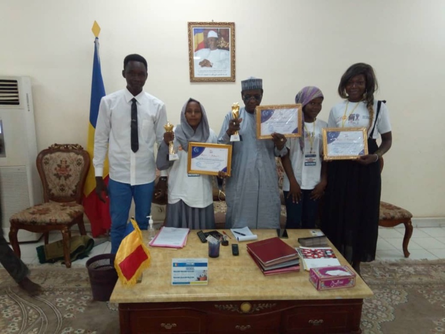 Tchad : les deux candidates du Ouaddaï à Miss Intellect présentent leurs trophées au gouverneur Tchad : les deux candidates du Ouaddaï à Miss Intellect présentent leurs trophées au gouverneur