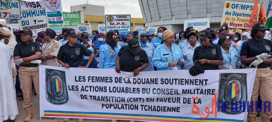 مسيرة سلمية نسائية لدعم المجلس العسكري الانتقالي وقائده الفريق محمد إدريس ديبي مسيرة سلمية نسائية لدعم المجلس العسكري الانتقالي وقائده الفريق محمد إدريس ديبي