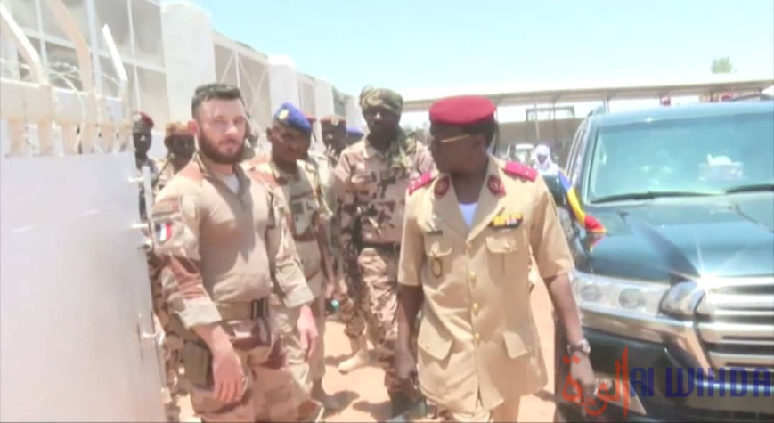 Tchad : le gouverneur du Borkou inspecte les unités militaires et donne des consignes Tchad : le gouverneur du Borkou inspecte les unités militaires et donne des consignes
