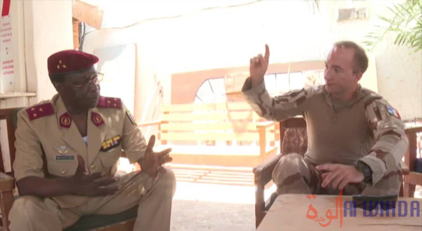 Tchad : le gouverneur du Borkou inspecte les unités militaires et donne des consignes Tchad : le gouverneur du Borkou inspecte les unités militaires et donne des consignes