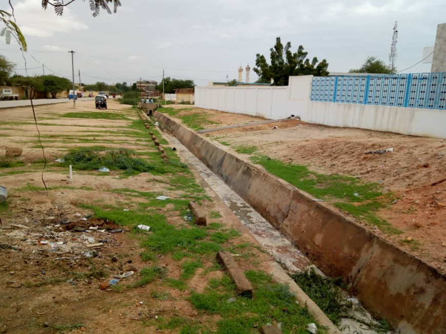 Tchad : le canal du 3ème arrondissement d'Abéché obstrué par les citoyens Tchad : le canal du 3ème arrondissement d'Abéché obstrué par les citoyens