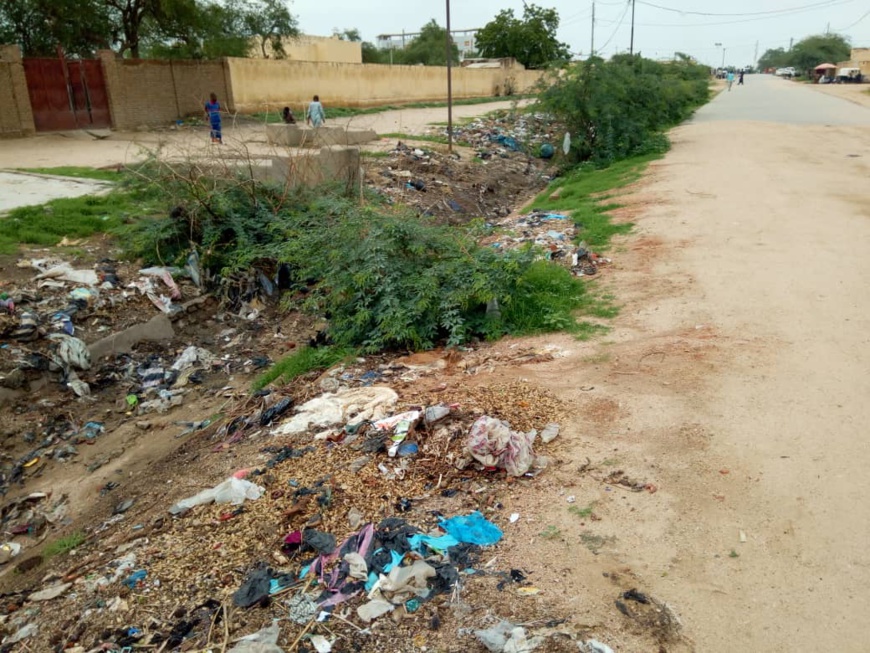 Tchad : le canal du 3ème arrondissement d'Abéché obstrué par les citoyens Tchad : le canal du 3ème arrondissement d'Abéché obstrué par les citoyens
