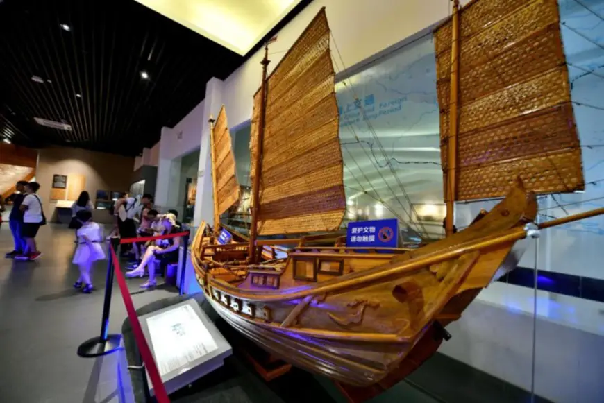 Photo shows a model of an ancient commercial vessel at a museum in Quanzhou, southeast China’s Fujian province. (Photo by Xing Han/People’s Daily Online)