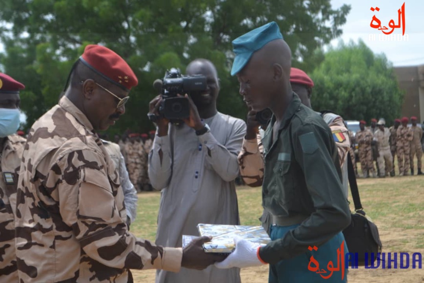 القائد العام للقوات المسلحة التشادية يترأس حفل نهاية العام لمدرسة براعم الجيش القائد العام للقوات المسلحة التشادية يترأس حفل نهاية العام لمدرسة براعم الجيش