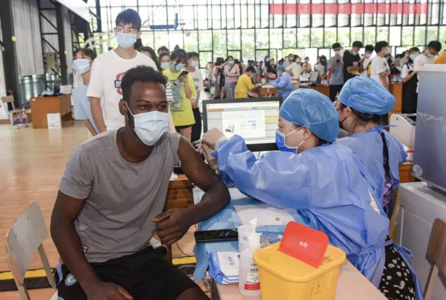 A foreigner is vaccinated in Jinhua, east China's Zhejiang province, June 6, 2021. (Photo by Li Jianlin/People's Daily Online)