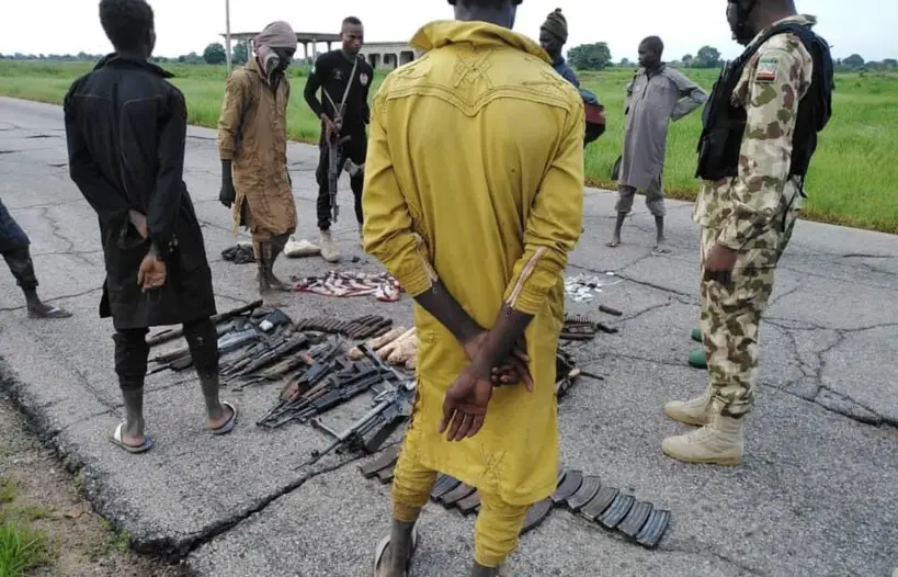Nigeria : acculés, des terroristes se rendent à l'armée avec armes et bagages. © Armée Nigeria