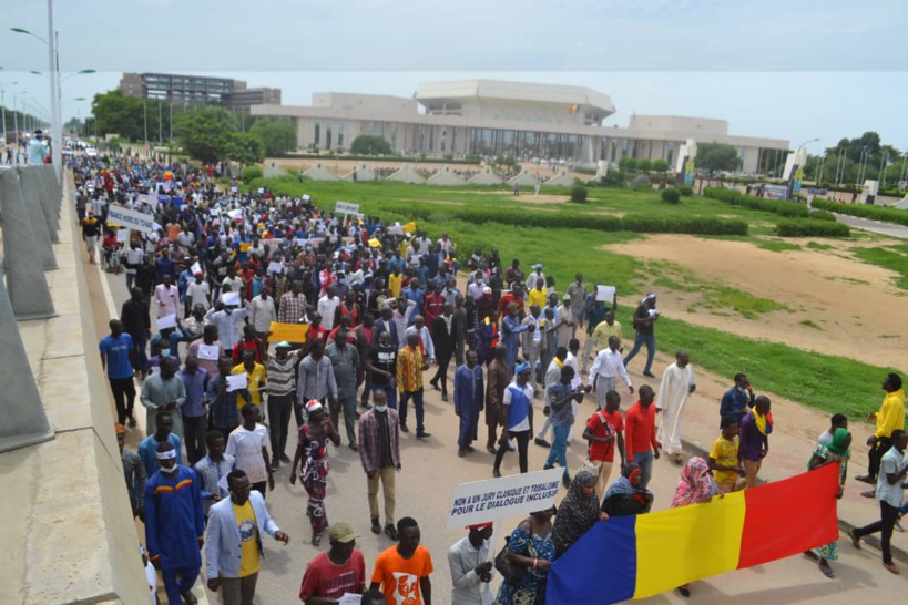 المئات في الشوارع ينددون بالانقلاب العسكري ويلعنون فرنسا المئات في الشوارع ينددون بالانقلاب العسكري ويلعنون فرنسا