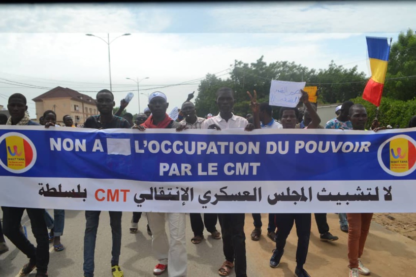 المئات في الشوارع ينددون بالانقلاب العسكري ويلعنون فرنسا المئات في الشوارع ينددون بالانقلاب العسكري ويلعنون فرنسا