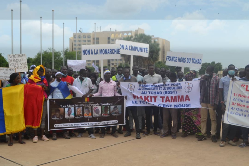 المئات في الشوارع ينددون بالانقلاب العسكري ويلعنون فرنسا المئات في الشوارع ينددون بالانقلاب العسكري ويلعنون فرنسا