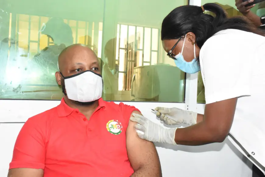 Le président Michel Bongho-Nouarra prenant sa dose de vaccination (photo Rock Bouka).