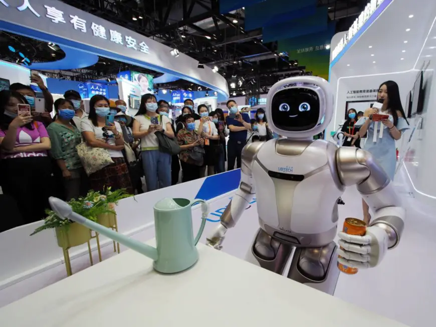 Visitors watch performances of a smart home robot at the 2020 China International Fair for Trade in Services, Sept. 9, 2020. (Photo by Du Jianpo/ People’s Daily Online)