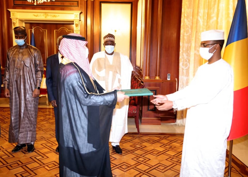 Tchad : les ambassadeurs d'Arabie saoudite et d'Angola présentent leurs lettres de créance. © PR Tchad : les ambassadeurs d'Arabie saoudite et d'Angola présentent leurs lettres de créance. © PR