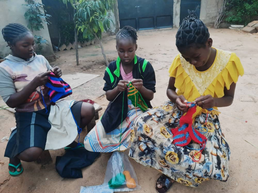 Tchad : Hawa, la soixantaine, transmet son savoir du tricot aux jeunes filles à Chagoua Tchad : Hawa, la soixantaine, transmet son savoir du tricot aux jeunes filles à Chagoua