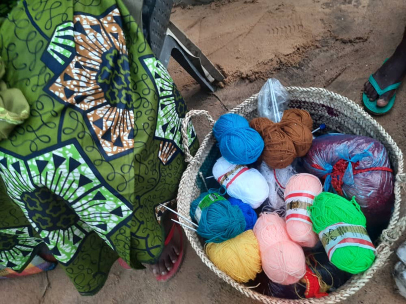 Tchad : Hawa, la soixantaine, transmet son savoir du tricot aux jeunes filles à Chagoua Tchad : Hawa, la soixantaine, transmet son savoir du tricot aux jeunes filles à Chagoua