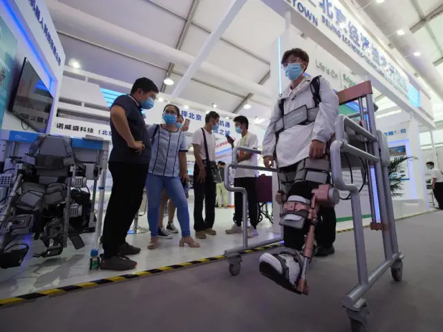 A rehabilitation robot is exhibited at China International Fair for Trade in Services in Beijing, Sept. 6, 2020. (Photo by Du Jianpo/People's Daily Online)