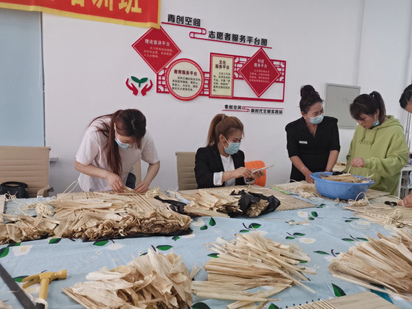 Photo taken on May 28, 2021, shows a straw plaiting skills training course arranged by the women’s federation of Jiaohe city, northeast China’s Jilin province. (Photo/Official website of the government of Jiaohe city) Photo taken on May 28, 2021, shows a straw plaiting skills training course arranged by the women’s federation of Jiaohe city, northeast China’s Jilin province. (Photo/Official website of the government of Jiaohe city)