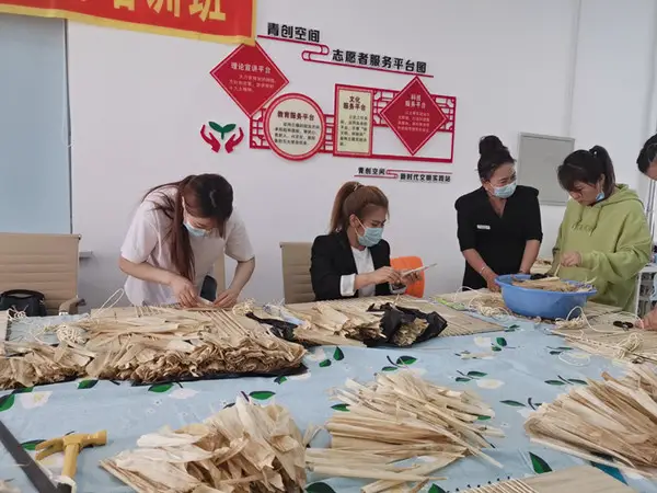 Photo taken on May 28, 2021, shows a straw plaiting skills training course arranged by the women’s federation of Jiaohe city, northeast China’s Jilin province. (Photo/Official website of the government of Jiaohe city)
