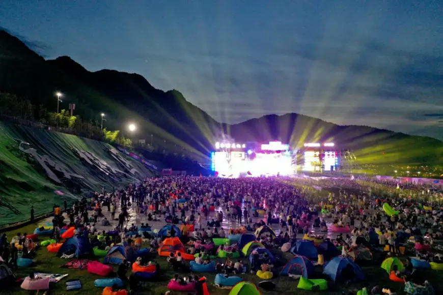 Photo taken on July 10, 2021 shows people gathering at Gexian Village Resort in Yanshan county, Shangrao city, east China’s Jiangxi province at the opening ceremony of a music festival. (Photo by Ding Minghua/People’s Daily Online)