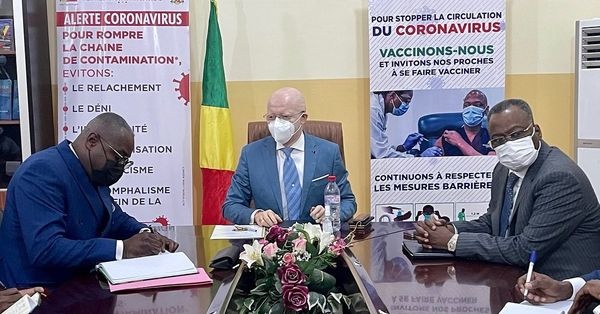 Le ministre Thierry Moungalla dans la sensibilisation contre le covid19.