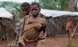 Deux enfants en Centrafrique. Crédit photo : Sources Deux enfants en Centrafrique. Crédit photo : Sources