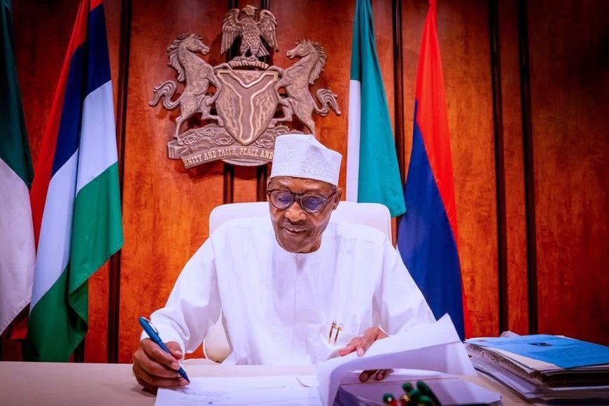 Nigeria : le président Buhari promulgue la loi historique sur l'industrie pétrolière Nigeria : le président Buhari promulgue la loi historique sur l'industrie pétrolière