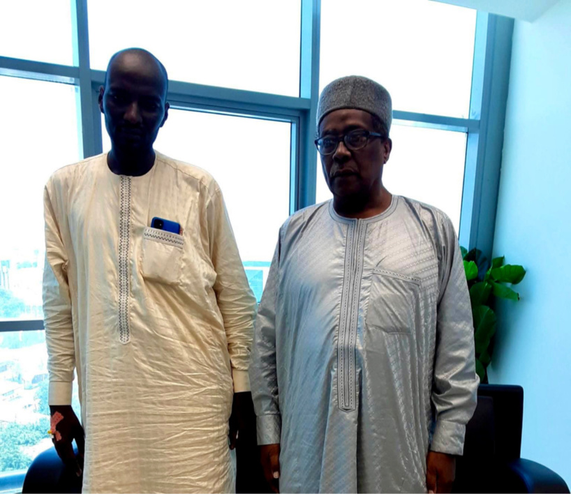 Tchad : un journaliste retrouve l'usage de sa jambe grâce au ministre de la Communication. © Min.Com Tchad : un journaliste retrouve l'usage de sa jambe grâce au ministre de la Communication. © Min.Com