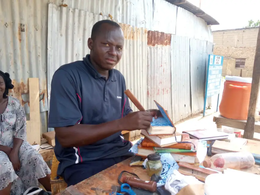 Tchad : Sidas, l'homme qui donne une nouvelle vie aux documents usés