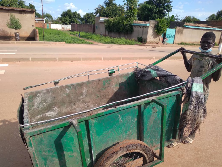Tchad : Olivier, 15 ans, subvient à ses besoins en ramassant les ordures. © Golmem Ali/Alwihda Info Tchad : Olivier, 15 ans, subvient à ses besoins en ramassant les ordures. © Golmem Ali/Alwihda Info