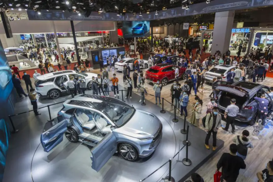 Visitors watch a concept vehicle of Chinese carmaker BYD’s X DREAM displayed at the 19th Shanghai International Automobile Industry Exhibition (Auto Shanghai 2021), April 22, 2021. (Photo by Wang Chu/People’s Daily Online)