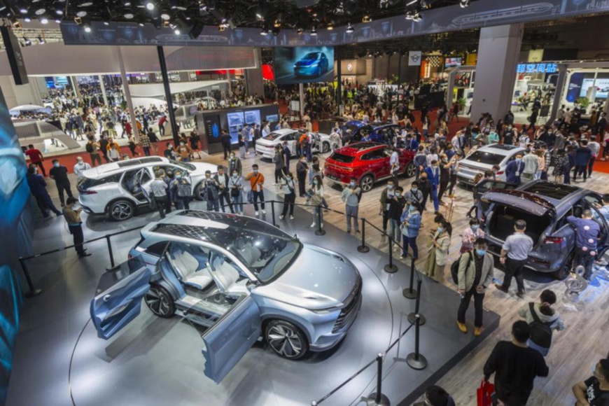 Visitors watch a concept vehicle of Chinese carmaker BYD’s X DREAM displayed at the 19th Shanghai International Automobile Industry Exhibition (Auto Shanghai 2021), April 22, 2021. (Photo by Wang Chu/People’s Daily Online) Visitors watch a concept vehicle of Chinese carmaker BYD’s X DREAM displayed at the 19th Shanghai International Automobile Industry Exhibition (Auto Shanghai 2021), April 22, 2021. (Photo by Wang Chu/People’s Daily Online)